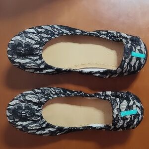 EUC Nude Lace Tieks, Size 9 (fit closer to an 8)